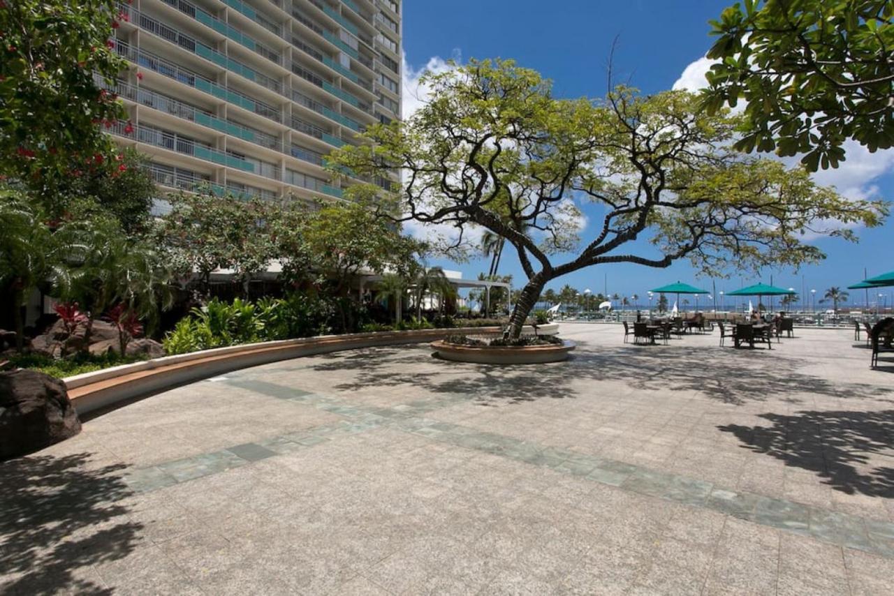 Ilikai Apt 302 - Spacious Studio With Stunning Ocean & Harbor Views Honolulu Exterior photo